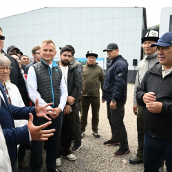 Садыр Жапаров чет өлкөдөн кайтып келген программисттер менен жолугушту