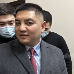 Эмил Жамгырчиев Ак үйдүн туалетинин терезесинен эмне үчүн секирип качканын айтты