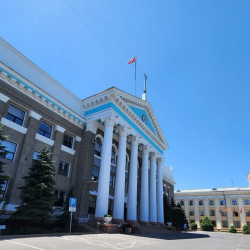 Бишкекте көп батирлүү үйлөрдүн алдындагы жер тилкелерин каттоо жеңилдетилди