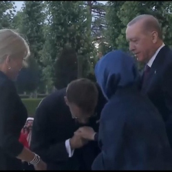 ВИДЕО - Эмине Эрдоган Макронго колун өптүргөн жок
