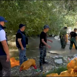 Аламүдүн суусундагы таштандылар тазаланып жатат