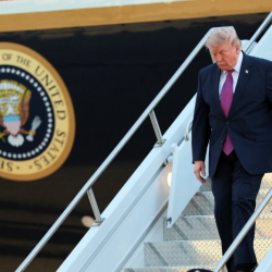 Испугался покушения Ирана: Трамп отказался лететь на новом президентском самолете