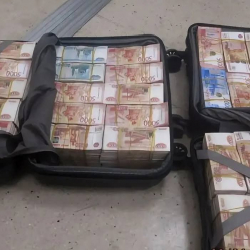 Накталай 177 миллион акча менен аэропортто кармалды