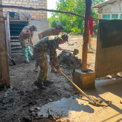 Военнослужащие помогают ликвидировать последствия селя в Кочкор-Ате