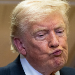 Трамп АКШ Иран менен согуштук курч кырдаалда турганын айтты