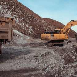 Министрлик 100 компаниянын кен иштетүүгө алган лицензиясын жокко чыгарды