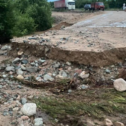 Балыкчы-Бөкөнбаев-Каракол унаа жолунун тилкесин сел жууп кетти