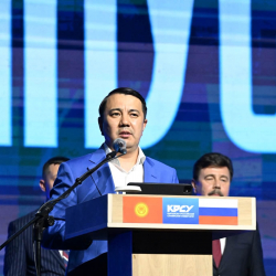 Марлен Маматалиев КРСУнун бүтүрүүчүлөрүнө диплом тапшырды