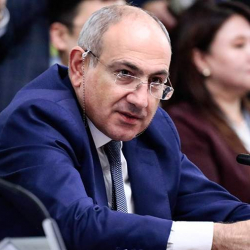 Пашинян анонсировал отставку правительства Армении