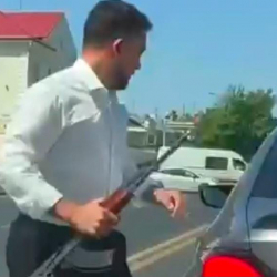 “Колунда оюнчук автомат болгон”: Жаран милицияга жеткирилди