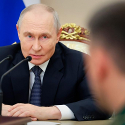 Путин Орусиянын Коргоо министрлигинде кадрдык өзгөртүүлөрдү жүргүздү