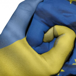Европа Украинаны бир колу менен баштан сылап, бир колу менен муунтууда