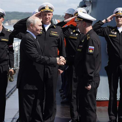 Путин контролировал завершение учений Тихоокеанского флота с крейсера «Варяг»