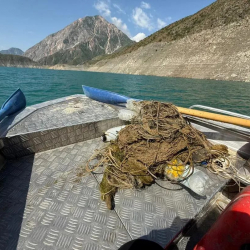 В Токтогульском водохранилище изъяли незаконную рыболовную сеть длиной 300 метров