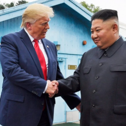 Трамп Ким Чен Ын менен достугу үчүн Түштүк Корея менен машыгууларды кыскартат