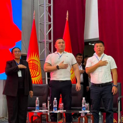 Кара-Сууда август педагогикалык кеңешмеси өтүп, мыкты окуучуга автоунаа белек кылынды