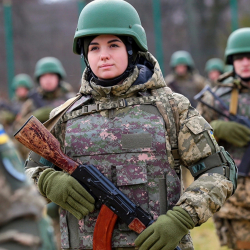 Украинада балалуу эмес аялдарды аскерге чакыруу сунушталды