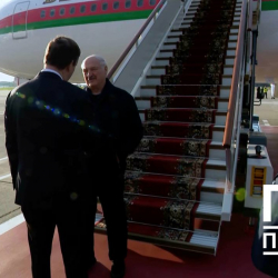 Лукашенко күтүүсүздөн Москвага учуп келди
