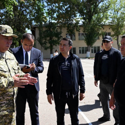 Жогорку Кеңештин Төрагасы Майлуу-Суу жана Кочкор-Ата шаарларындагы объектилер менен таанышты