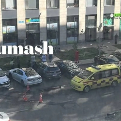 Астанада 15-кабаттан кулаган аял эки жашар баланын үстүнө түшүп, экөө тең каза болду