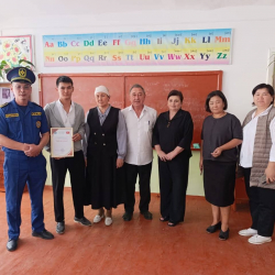 Кадамжайда адам өмүрүн сактап калган окуучулар сыйланды
