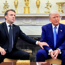Макрон Трампты сынга алып, каяша айтты