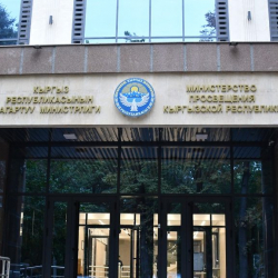 Агартуу министрлиги жеке менчик мектептердеги окуу акысын мамлекет белгилебей турганын билдирди