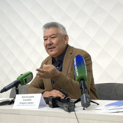 Азимбек Бекназаров: “Кемпирабадчылар” Ташиевди сотко бермек, президент токтотуп койгон