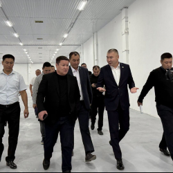Талант Мамытов жана Каныбек Туманбаев Майлуу-Суудагы ишканалар менен таанышты