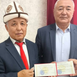 Аксакалдар кеңешинин төрагасы Садык Алаханга «профессор» наамы ыйгарылды