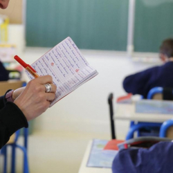 Ни сома с родителей: в школах Кыргызстана запретили незаконные сборы
