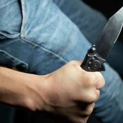 19-жаштагы студент окуу жайга кол салып, 7 адам жаракат алды