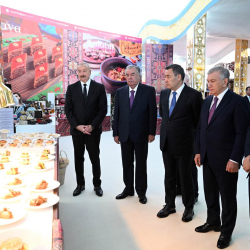 Садыр Жапаров Авазада КМШ өлкөлөрүнүн улуттук тамак-аштарынын фестивалына барды
