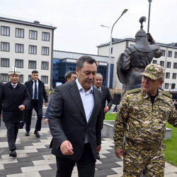 Садыр Жапаров открыл обновленный военный комплекс в Оше