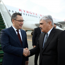 Президент Садыр Жапаров иш сапары менен Бакуга келди