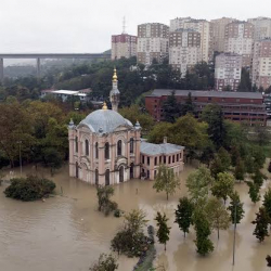 Стамбулда нөшөрлүү жаандан улам эки адам каза болду