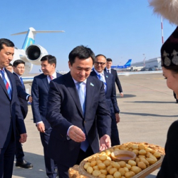 Председатель Курултая Казахстана Айбек Дадебай прибыл в Кыргызстан