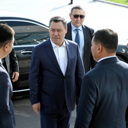 Жапаров Манас шаарынын жана Сузактын социалдык-экономикалык өнүгүүсү менен таанышты