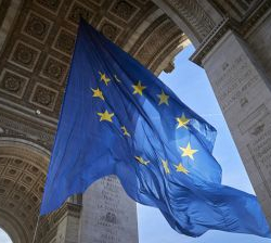 Кандидат в президенты Франции назвал тряпкой флаг Евросоюза
