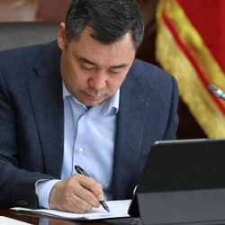Садыр Жапаров үч адамга дипломатиялык ранг ыйгаруу жөнүндө Жарлыкка кол койду