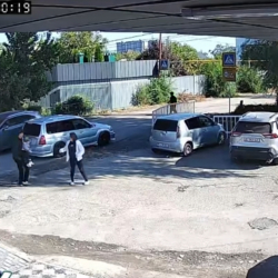 ВИДЕО - Бишкекте сууга аккан наристени өтүп бара жаткан адам куткарып калган