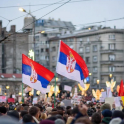 Сербияда митингчилер бийликчил телеканалды талкалап салышты