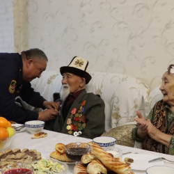 Ички аскерлер Улуу Ата Мекендик согуштун ардагери Аспек Жумашевди куттукташты