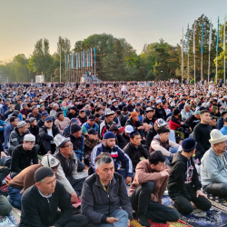 Айт намаз эски аянтта өтмөй болду