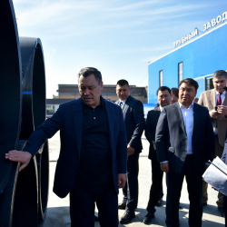 Садыр Жапаров полимер түтүктөрүн чыгаруучу “Эл Пласт” заводуна барды жана Ак-Буура дарыясынын нугун тазалоо иштеринин жүрүшү менен таанышты