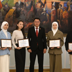 Депутат Улукбек Карыбек уулу адам өмүрлөрүн сактоого көмөк көрсөткөн ОшМУнун студенттери менен жолугушту