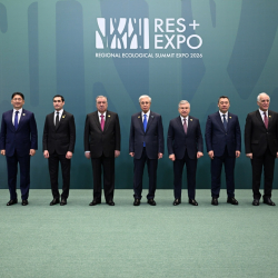 Садыр Жапаров посетил региональную экологическую выставку и ознакомился с зелёными технологиями