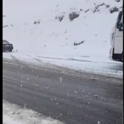 Сак бол айдоочу! Долон ашуусунда кар жаап жатат