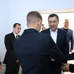 СҮРӨТ - Президент Бишкектеги жатак-мектептеринин бүтүрүүчүлөрүнүн жашоо шарттары менен таанышты