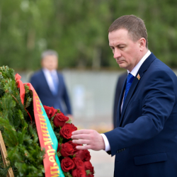Беларустун премьер-министри Өчпөс отко гүлчамбар койду